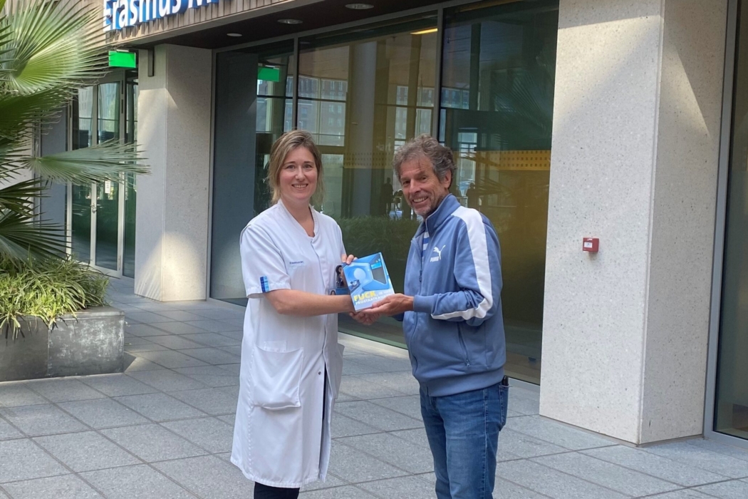 Patiënt Chris overhandigt zijn boek aan radiotherapeut-oncoloog Kim de Vries